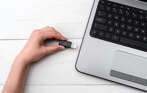 inserting a usb drive into a laptop